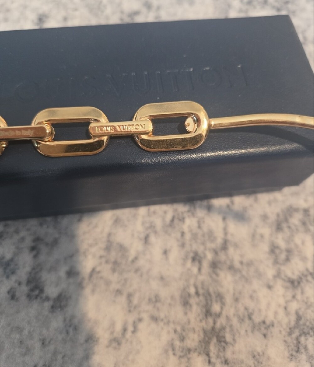 Luxury Louis Vuitton Women's Black Sunglasses with Gold Chain Arms - Picture 2 of 4